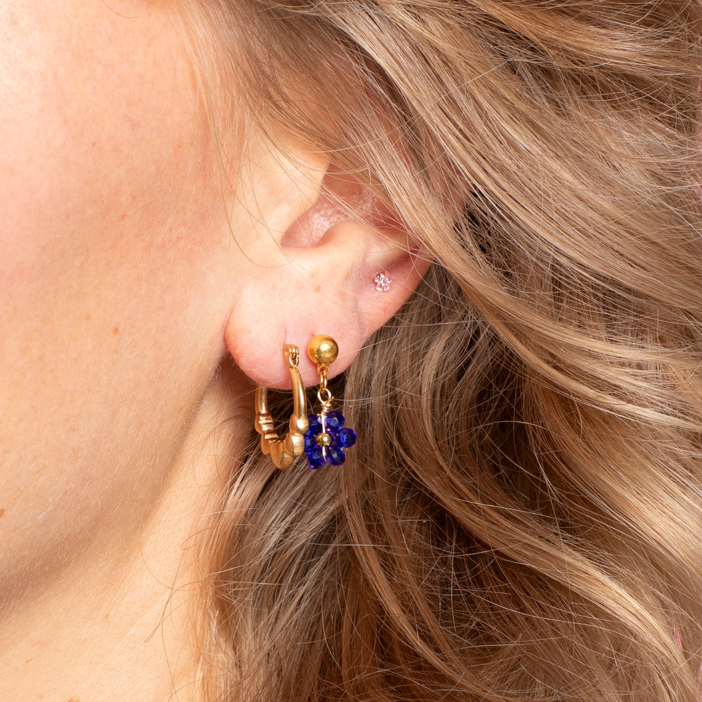 oorbel - blauw bloemetje